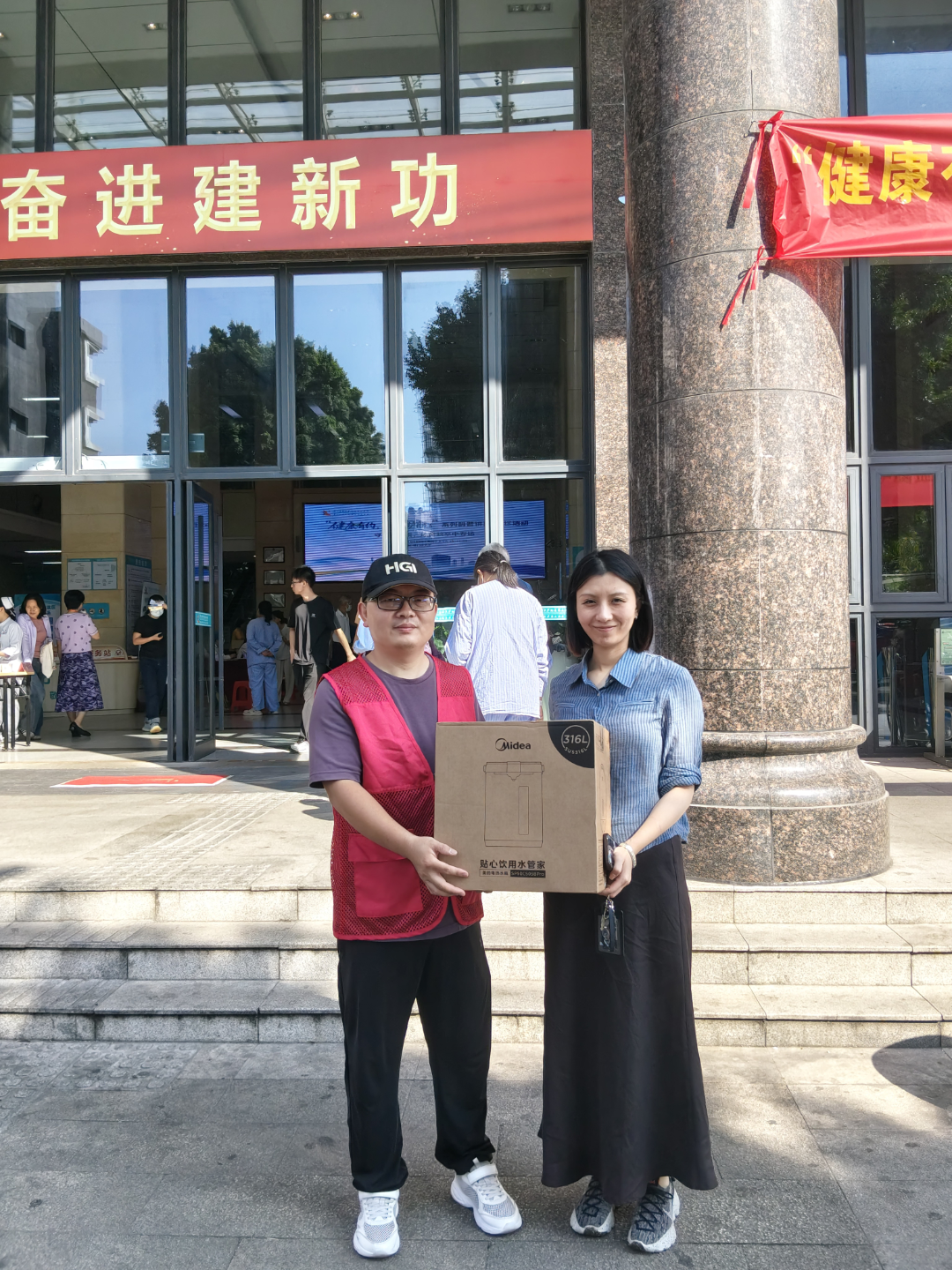 上门送慰问品讲政策 黄埔大沙东社区情暖