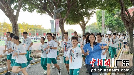 用脚步致敬长征胜利90周年 广州一中学师