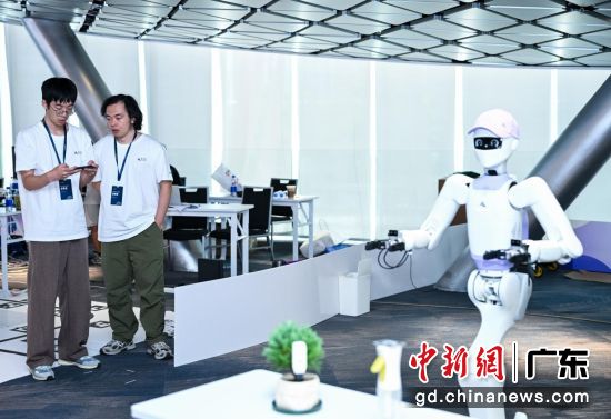 机器人App黑客松收官 星尘AOS跑出“一句话